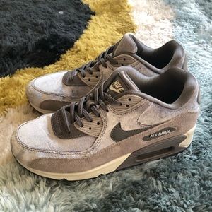 Grey/silver velvet Nike air max sneakers sz 8.5